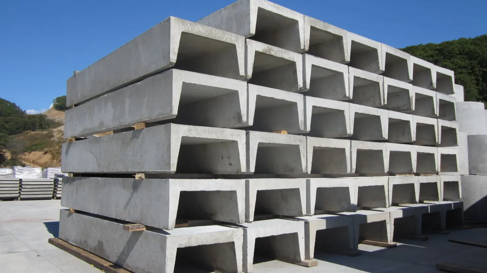 Лотки ЖБИ в частном строительстве: защита фундамента и участка от подтопления